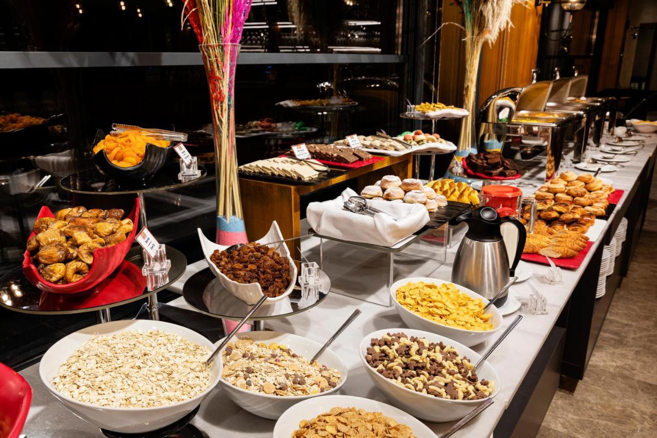 Demiray Hotel Old City 伊斯坦布尔 外观 照片 A buffet at a hotel